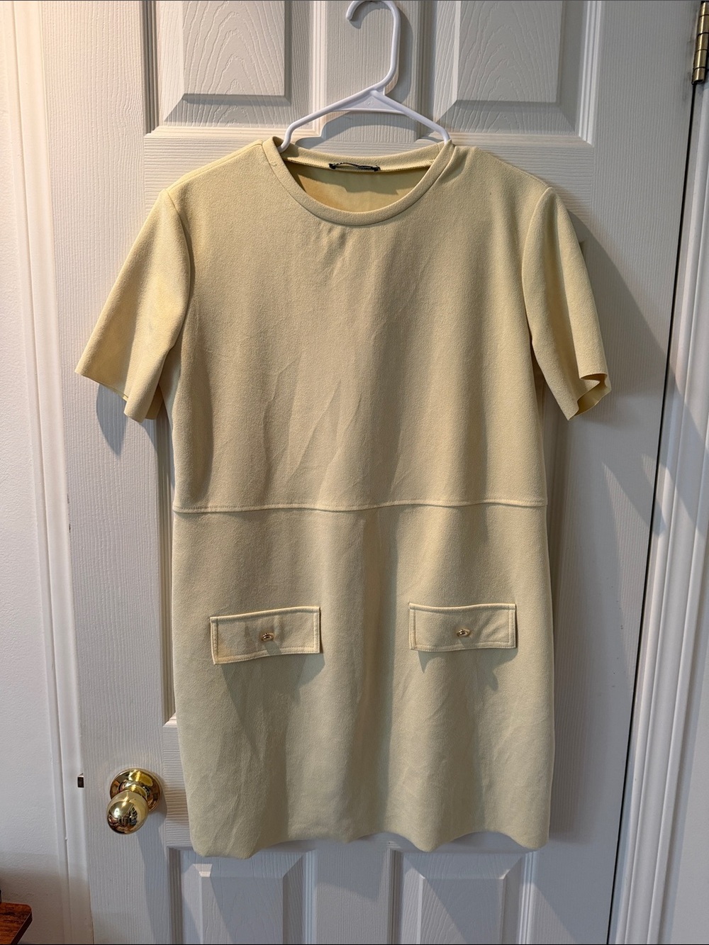 Classic Soft Yellow Short-Sleeve Shift Dress with Front Pockets